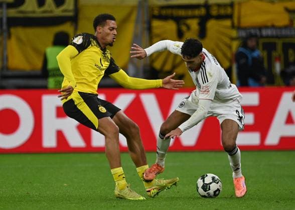 28.10.2025, xjrdrx, Fussball DFB Pokal 2.Runde, Eintracht Frankfurt - Borussia Dortmund v.l. Felix Nmecha (Borussia Dortmund), Fares Chaibi (Eintracht Frankfurt) (DFL DFB REGULATIONS PROHIBIT ANY USE OF PHOTOGRAPHS as IMAGE SEQUENCES and or QUASI-VIDEO) Frankfurt am Main