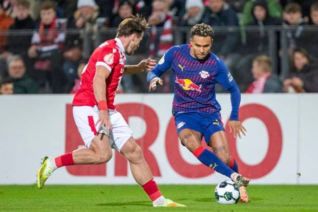 GER, Cottbus, Fußball, DFB-Pokal, 2. Hauptrunde, FC Energie Cottbus vs. RB Leipzig im Bild v.l.: Henry Rorig (FC Energie Cottbus 03), Antonio Nusa (RB Leipzig 07), Zweikampf 28.10.2025, LEAG Energie Stadion Cottbus DFB REGULATIONS PROHIBIT ANY USE OF PHOTOGRAPHS AS IMAGE SEQUENCES AND OR QUASI-VIDEO, Copyright: HMBxMedia PaulxFritz