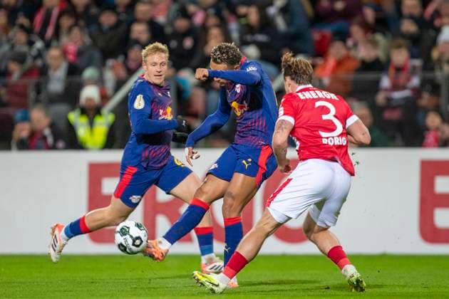 GER, Cottbus, Fußball, DFB-Pokal, 2. Hauptrunde, FC Energie Cottbus vs. RB Leipzig im Bild v.l.: Antonio Nusa (RB Leipzig 07), Henry Rorig (FC Energie Cottbus 03), Zweikampf, Abschluss 28.10.2025, LEAG Energie Stadion Cottbus DFB REGULATIONS PROHIBIT ANY USE OF PHOTOGRAPHS AS IMAGE SEQUENCES AND OR QUASI-VIDEO, Copyright: HMBxMedia PaulxFritz