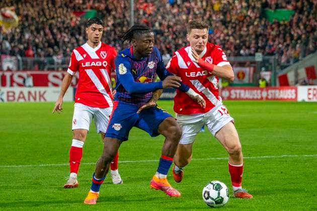 GER, Cottbus, Fußball, DFB-Pokal, 2. Hauptrunde, FC Energie Cottbus vs. RB Leipzig im Bild v.l.: Johan Bakayoko (RB Leipzig 09), Erik Engelhardt (FC Energie Cottbus 18), Zweikampf 28.10.2025, LEAG Energie Stadion Cottbus DFB REGULATIONS PROHIBIT ANY USE OF PHOTOGRAPHS AS IMAGE SEQUENCES AND OR QUASI-VIDEO, Copyright: HMBxMedia PaulxFritz