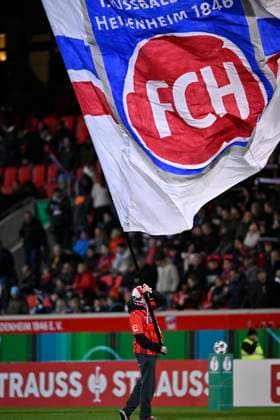 Flagge Fahne Logo 1. FC Heidenheim Wappen Fahnentraeger 1. FC Heidenheim 1846 FCH vs Hamburger SV HSV DFB-Pokal Zweite Runde 28.10.2025 DFL REGULATIONS PROHIBIT ANY USE OF PHOTOGRAPHS AS IMAGE SEQUENCES AND OR QUASI-VIDEO 1. FC Heidenheim 1846 FCH vs Hamburger SV HSV