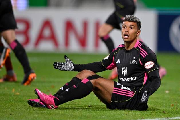 Strafraumszene, Torraumszene Ransford Koenigsdoerffer Hamburger SV HSV (11) fordert Elfmeter, Strafstoss Gestik Geste 1. FC Heidenheim 1846 FCH vs Hamburger SV HSV DFB-Pokal Zweite Runde 28.10.2025 DFL REGULATIONS PROHIBIT ANY USE OF PHOTOGRAPHS AS IMAGE SEQUENCES AND OR QUASI-VIDEO 1. FC Heidenheim 1846 FCH vs Hamburger SV HSV