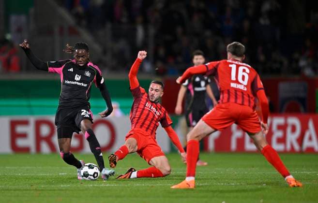 Zweikampf, Aktion Arijon Ibrahimovic 1. FC Heidenheim 1846 FCH (22) gegen Jordan Torunarigha Hamburger SV HSV (25) Julian Niehues 1. FC Heidenheim 1846 FCH (16) 1. FC Heidenheim 1846 FCH vs Hamburger SV HSV DFB-Pokal Zweite Runde 28.10.2025 DFL REGULATIONS PROHIBIT ANY USE OF PHOTOGRAPHS AS IMAGE SEQUENCES AND OR QUASI-VIDEO 1. FC Heidenheim 1846 FCH vs Hamburger SV HSV