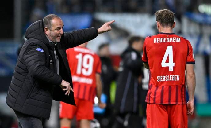 Trainer Coach Frank Schmidt 1. FC Heidenheim 1846 FCH im Gespraech Diskussion mit Tim Siersleben 1. FC Heidenheim 1846 FCH (04) 1. FC Heidenheim 1846 FCH vs Hamburger SV HSV DFB-Pokal Zweite Runde 28.10.2025 DFL REGULATIONS PROHIBIT ANY USE OF PHOTOGRAPHS AS IMAGE SEQUENCES AND OR QUASI-VIDEO 1. FC Heidenheim 1846 FCH vs Hamburger SV HSV