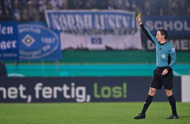 Schiedsrichter Referee Benjamin Brand zeigt gelbe Karte gelb Verwarnung 1. FC Heidenheim 1846 FCH vs Hamburger SV HSV DFB-Pokal Zweite Runde 28.10.2025 DFL REGULATIONS PROHIBIT ANY USE OF PHOTOGRAPHS AS IMAGE SEQUENCES AND OR QUASI-VIDEO 1. FC Heidenheim 1846 FCH vs Hamburger SV HSV