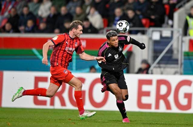 nach diesem Zweikampf, Aktion Foul Tim Siersleben 1. FC Heidenheim 1846 FCH (04) gegen Ransford Koenigsdoerffer Hamburger SV HSV (11) zeigt Schiedsrichter Referee Benjamin Brand (nicht im Bild) Tim Siersleben 1. FC Heidenheim 1846 FCH (04) die rote Karte rot Platzverweis 1. FC Heidenheim 1846 FCH vs Hamburger SV HSV DFB-Pokal Zweite Runde 28.10.2025 DFL REGULATIONS PROHIBIT ANY USE OF PHOTOGRAPHS AS IMAGE SEQUENCES AND OR QUASI-VIDEO 1. FC Heidenheim 1846 FCH vs Hamburger SV HSV