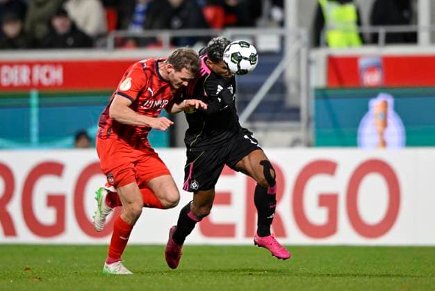 nach diesem Zweikampf, Aktion Foul Tim Siersleben 1. FC Heidenheim 1846 FCH (04) gegen Ransford Koenigsdoerffer Hamburger SV HSV (11) zeigt Schiedsrichter Referee Benjamin Brand (nicht im Bild) Tim Siersleben 1. FC Heidenheim 1846 FCH (04) die rote Karte rot Platzverweis 1. FC Heidenheim 1846 FCH vs Hamburger SV HSV DFB-Pokal Zweite Runde 28.10.2025 DFL REGULATIONS PROHIBIT ANY USE OF PHOTOGRAPHS AS IMAGE SEQUENCES AND OR QUASI-VIDEO 1. FC Heidenheim 1846 FCH vs Hamburger SV HSV