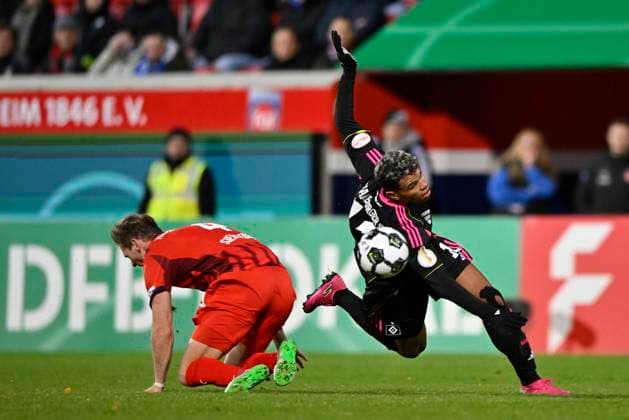 nach diesem Zweikampf, Aktion Foul Tim Siersleben 1. FC Heidenheim 1846 FCH (04) gegen Ransford Koenigsdoerffer Hamburger SV HSV (11) zeigt Schiedsrichter Referee Benjamin Brand (nicht im Bild) Tim Siersleben 1. FC Heidenheim 1846 FCH (04) die rote Karte rot Platzverweis 1. FC Heidenheim 1846 FCH vs Hamburger SV HSV DFB-Pokal Zweite Runde 28.10.2025 DFL REGULATIONS PROHIBIT ANY USE OF PHOTOGRAPHS AS IMAGE SEQUENCES AND OR QUASI-VIDEO 1. FC Heidenheim 1846 FCH vs Hamburger SV HSV