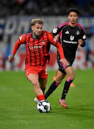 Zweikampf, Aktion Niklas Dorsch 1. FC Heidenheim 1846 FCH (30) gegen Alexander Rossing-Lelesiit Hamburger SV HSV (38) 1. FC Heidenheim 1846 FCH vs Hamburger SV HSV DFB-Pokal Zweite Runde 28.10.2025 DFL REGULATIONS PROHIBIT ANY USE OF PHOTOGRAPHS AS IMAGE SEQUENCES AND OR QUASI-VIDEO 1. FC Heidenheim 1846 FCH vs Hamburger SV HSV