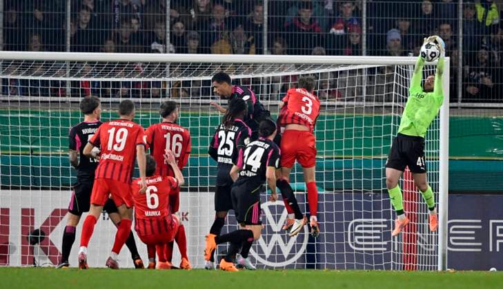 Strafraumszene, Torraumszene Torwart Diant Ramaj 1. FC Heidenheim 1846 FCH (41) Aktion 1. FC Heidenheim 1846 FCH vs Hamburger SV HSV DFB-Pokal Zweite Runde 28.10.2025 DFL REGULATIONS PROHIBIT ANY USE OF PHOTOGRAPHS AS IMAGE SEQUENCES AND OR QUASI-VIDEO 1. FC Heidenheim 1846 FCH vs Hamburger SV HSV