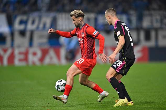 Zweikampf, Aktion Niklas Dorsch 1. FC Heidenheim 1846 FCH (30) gegen Miro Muheim Hamburger SV HSV (28) 1. FC Heidenheim 1846 FCH vs Hamburger SV HSV DFB-Pokal Zweite Runde 28.10.2025 DFL REGULATIONS PROHIBIT ANY USE OF PHOTOGRAPHS AS IMAGE SEQUENCES AND OR QUASI-VIDEO 1. FC Heidenheim 1846 FCH vs Hamburger SV HSV