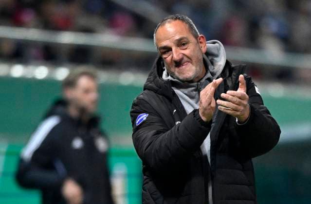 Trainer Coach Frank Schmidt 1. FC Heidenheim 1846 FCH klatscht aufmunternd in die Haende, Beifall 1. FC Heidenheim 1846 FCH vs Hamburger SV HSV DFB-Pokal Zweite Runde 28.10.2025 DFL REGULATIONS PROHIBIT ANY USE OF PHOTOGRAPHS AS IMAGE SEQUENCES AND OR QUASI-VIDEO 1. FC Heidenheim 1846 FCH vs Hamburger SV HSV