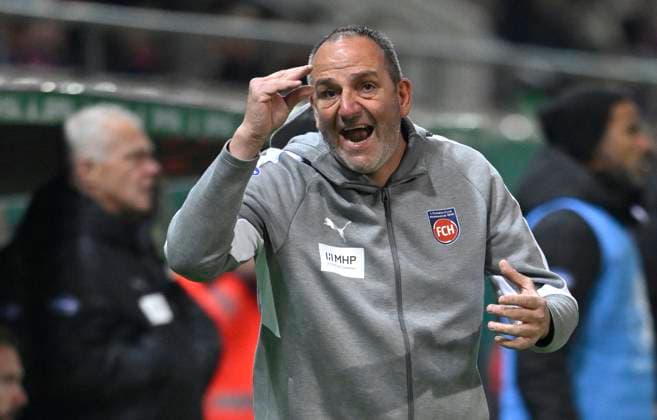Trainer Coach Frank Schmidt 1. FC Heidenheim 1846 FCH am Spielfeldrand Gestik Geste 1. FC Heidenheim 1846 FCH vs Hamburger SV HSV DFB-Pokal Zweite Runde 28.10.2025 DFL REGULATIONS PROHIBIT ANY USE OF PHOTOGRAPHS AS IMAGE SEQUENCES AND OR QUASI-VIDEO 1. FC Heidenheim 1846 FCH vs Hamburger SV HSV