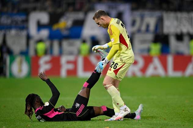Torwart Daniel Peretz Hamburger SV HSV (26) hilft Jordan Torunarigha Hamburger SV HSV (25) verletzt Verletzung Wadenkrampf 1. FC Heidenheim 1846 FCH vs Hamburger SV HSV DFB-Pokal Zweite Runde 28.10.2025 DFL REGULATIONS PROHIBIT ANY USE OF PHOTOGRAPHS AS IMAGE SEQUENCES AND OR QUASI-VIDEO 1. FC Heidenheim 1846 FCH vs Hamburger SV HSV