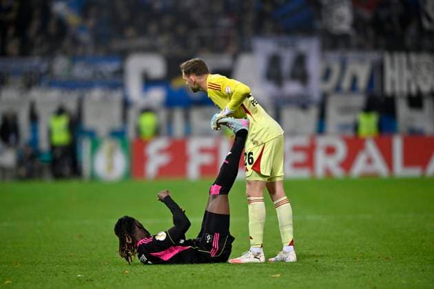 Torwart Daniel Peretz Hamburger SV HSV (26) hilft Jordan Torunarigha Hamburger SV HSV (25) verletzt Verletzung Wadenkrampf 1. FC Heidenheim 1846 FCH vs Hamburger SV HSV DFB-Pokal Zweite Runde 28.10.2025 DFL REGULATIONS PROHIBIT ANY USE OF PHOTOGRAPHS AS IMAGE SEQUENCES AND OR QUASI-VIDEO 1. FC Heidenheim 1846 FCH vs Hamburger SV HSV