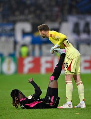 Torwart Daniel Peretz Hamburger SV HSV (26) hilft Jordan Torunarigha Hamburger SV HSV (25) verletzt Verletzung Wadenkrampf 1. FC Heidenheim 1846 FCH vs Hamburger SV HSV DFB-Pokal Zweite Runde 28.10.2025 DFL REGULATIONS PROHIBIT ANY USE OF PHOTOGRAPHS AS IMAGE SEQUENCES AND OR QUASI-VIDEO 1. FC Heidenheim 1846 FCH vs Hamburger SV HSV
