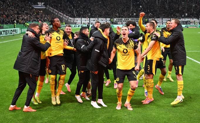 28.10.2025, xjrdrx, Fussball DFB Pokal 2.Runde, Eintracht Frankfurt - Borussia Dortmund v.l. Nico Schlotterbeck (Borussia Dortmund), Waldemar Anton (Borussia Dortmund), Jobe Bellingham (Borussia Dortmund) und Team jubeln jubelt nach Spielende celebrate at the end of the match. (DFL DFB REGULATIONS PROHIBIT ANY USE OF PHOTOGRAPHS as IMAGE SEQUENCES and or QUASI-VIDEO) Frankfurt am Main
