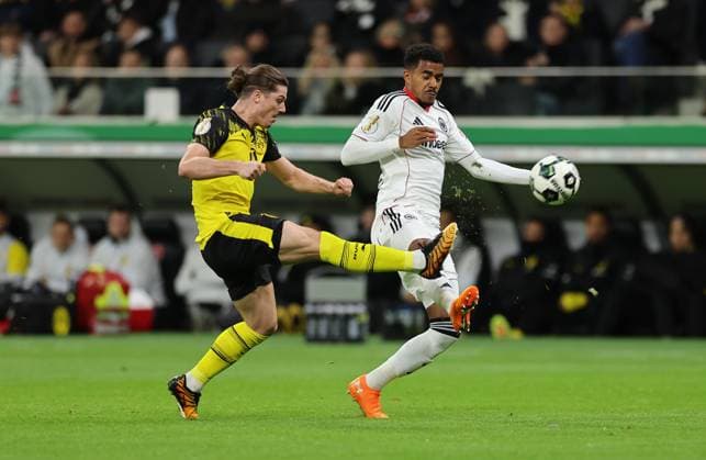 28.10.2025, Fussball DFB-Pokal 2. Runde, Eintracht Frankfurt - Borussia Dortmund, v.l., Marcel Sabitzer (Borussia Dortmund), Ansgar Knauff (Eintracht Frankfurt) DFL DFB REGULATIONS PROHIBIT ANY USE OF PHOTOGRAPHS AS IMAGE SEQUENCES AND OR QUASI-VIDEO. xdcx Copyright: HMBxMedia Claus