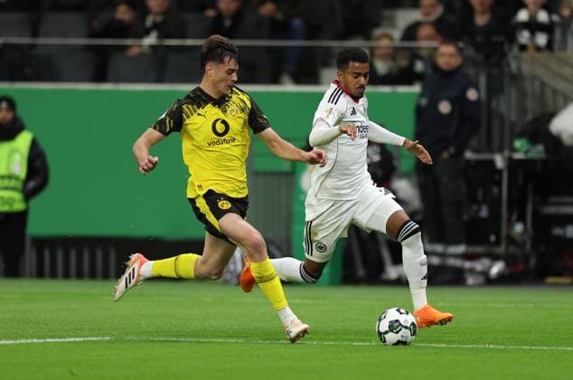 28.10.2025, Fussball DFB-Pokal 2. Runde, Eintracht Frankfurt - Borussia Dortmund, v.l., Aaron Anselmino (Borussia Dortmund), Ansgar Knauff (Eintracht Frankfurt) DFL DFB REGULATIONS PROHIBIT ANY USE OF PHOTOGRAPHS AS IMAGE SEQUENCES AND OR QUASI-VIDEO. xdcx Copyright: HMBxMedia Claus