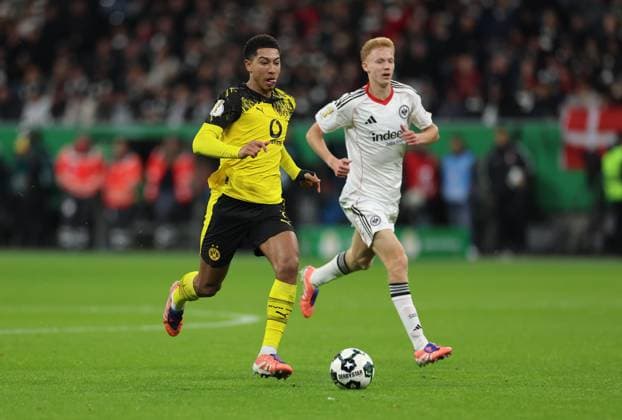 28.10.2025, Fussball DFB-Pokal 2. Runde, Eintracht Frankfurt - Borussia Dortmund, v.l., Jobe Bellingham (Borussia Dortmund), Hugo Larsson (Eintracht Frankfurt) DFL DFB REGULATIONS PROHIBIT ANY USE OF PHOTOGRAPHS AS IMAGE SEQUENCES AND OR QUASI-VIDEO. xdcx Copyright: HMBxMedia Claus