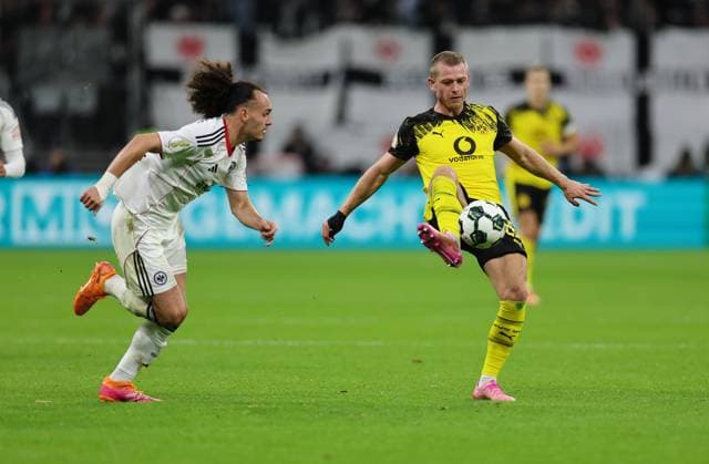 28.10.2025, Fussball DFB-Pokal 2. Runde, Eintracht Frankfurt - Borussia Dortmund, v.l., Arthur Theate (Eintracht Frankfurt), Julian Ryerson (Borussia Dortmund) DFL DFB REGULATIONS PROHIBIT ANY USE OF PHOTOGRAPHS AS IMAGE SEQUENCES AND OR QUASI-VIDEO. xdcx Copyright: HMBxMedia Claus