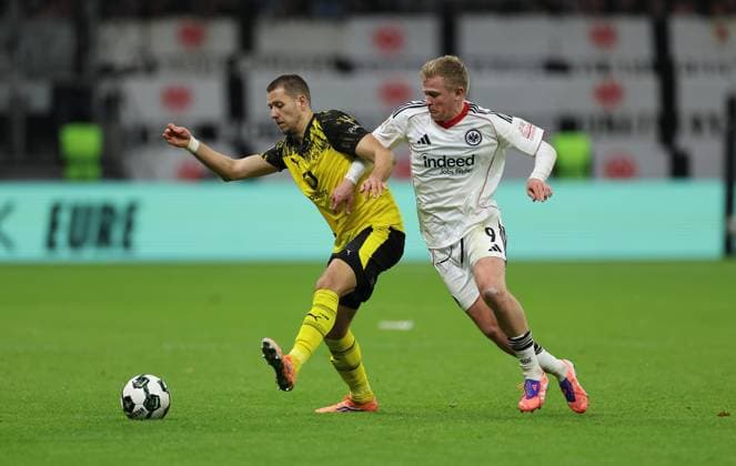 28.10.2025, Fussball DFB-Pokal 2. Runde, Eintracht Frankfurt - Borussia Dortmund, v.l., Waldemar Anton (Borussia Dortmund), Jonathan Burkardt (Eintracht Frankfurt) DFL DFB REGULATIONS PROHIBIT ANY USE OF PHOTOGRAPHS AS IMAGE SEQUENCES AND OR QUASI-VIDEO. xdcx Copyright: HMBxMedia Claus