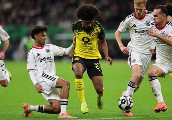 28.10.2025, Fussball DFB-Pokal 2. Runde, Eintracht Frankfurt - Borussia Dortmund, v.l., Nathaniel Brown (Eintracht Frankfurt), Karim Adeyemi (Borussia Dortmund) DFL DFB REGULATIONS PROHIBIT ANY USE OF PHOTOGRAPHS AS IMAGE SEQUENCES AND OR QUASI-VIDEO. xdcx Copyright: HMBxMedia Claus