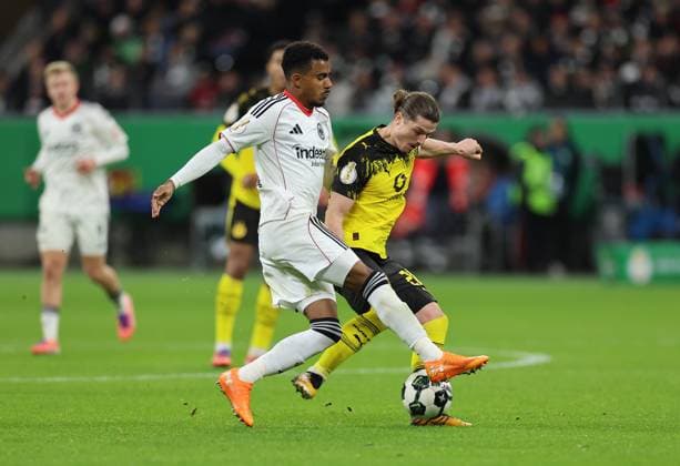 28.10.2025, Fussball DFB-Pokal 2. Runde, Eintracht Frankfurt - Borussia Dortmund, v.l., Ansgar Knauff (Eintracht Frankfurt), Marcel Sabitzer (Borussia Dortmund) DFL DFB REGULATIONS PROHIBIT ANY USE OF PHOTOGRAPHS AS IMAGE SEQUENCES AND OR QUASI-VIDEO. xdcx Copyright: HMBxMedia Claus