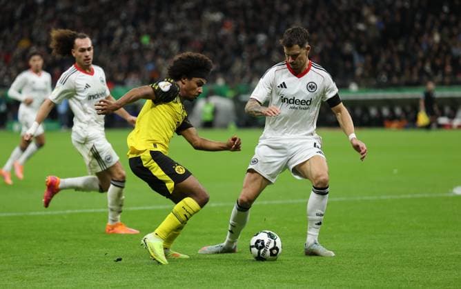 28.10.2025, Fussball DFB-Pokal 2. Runde, Eintracht Frankfurt - Borussia Dortmund, v.l., DFL DFB REGULATIONS PROHIBIT ANY USE OF PHOTOGRAPHS AS IMAGE SEQUENCES AND OR QUASI-VIDEO. xdcx Copyright: HMBxMedia Claus