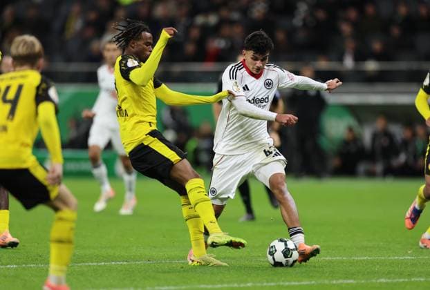 28.10.2025, Fussball DFB-Pokal 2. Runde, Eintracht Frankfurt - Borussia Dortmund, v.l., Carney Chukwuemeka (Borussia Dortmund), Can Uzun (Eintracht Frankfurt) DFL DFB REGULATIONS PROHIBIT ANY USE OF PHOTOGRAPHS AS IMAGE SEQUENCES AND OR QUASI-VIDEO. xdcx Copyright: HMBxMedia Claus