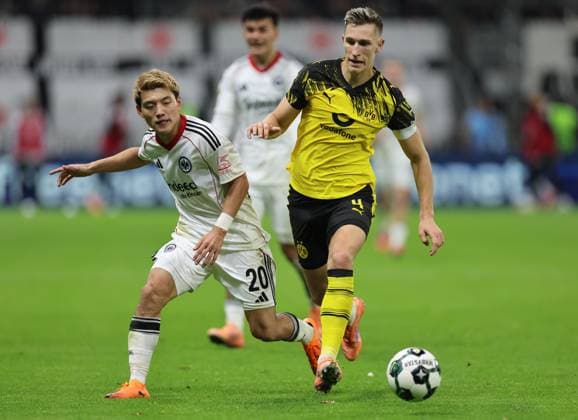 28.10.2025, Fussball DFB-Pokal 2. Runde, Eintracht Frankfurt - Borussia Dortmund, v.l., Ritsu Doan (Eintracht Frankfurt), Nico Schlotterbeck (Borussia Dortmund) DFL DFB REGULATIONS PROHIBIT ANY USE OF PHOTOGRAPHS AS IMAGE SEQUENCES AND OR QUASI-VIDEO. xdcx Copyright: HMBxMedia Claus