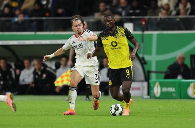 28.10.2025, Fussball DFB-Pokal 2. Runde, Eintracht Frankfurt - Borussia Dortmund, v.l., Arthur Theate (Eintracht Frankfurt), Serhou Guirassy (Borussia Dortmund) DFL DFB REGULATIONS PROHIBIT ANY USE OF PHOTOGRAPHS AS IMAGE SEQUENCES AND OR QUASI-VIDEO. xdcx Copyright: HMBxMedia Claus