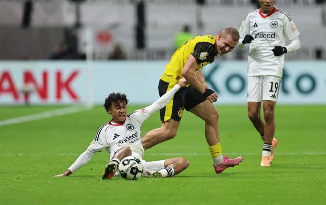 28.10.2025, Fussball DFB-Pokal 2. Runde, Eintracht Frankfurt - Borussia Dortmund, v.l., Nathaniel Brown (Eintracht Frankfurt), Julian Ryerson (Borussia Dortmund) DFL DFB REGULATIONS PROHIBIT ANY USE OF PHOTOGRAPHS AS IMAGE SEQUENCES AND OR QUASI-VIDEO. xdcx Copyright: HMBxMedia Claus