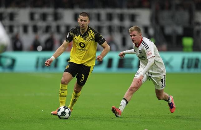 28.10.2025, Fussball DFB-Pokal 2. Runde, Eintracht Frankfurt - Borussia Dortmund, v.l., Waldemar Anton (Borussia Dortmund), Jonathan Burkardt (Eintracht Frankfurt) DFL DFB REGULATIONS PROHIBIT ANY USE OF PHOTOGRAPHS AS IMAGE SEQUENCES AND OR QUASI-VIDEO. xdcx Copyright: HMBxMedia Claus