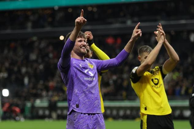 28.10.2025, Fussball DFB-Pokal 2. Runde, Eintracht Frankfurt - Borussia Dortmund, v.l., Torwart Gregor Kobel (Borussia Dortmund) jubelnd bejubelt jubelt jubeln DFL DFB REGULATIONS PROHIBIT ANY USE OF PHOTOGRAPHS AS IMAGE SEQUENCES AND OR QUASI-VIDEO. xdcx Copyright: HMBxMedia Claus
