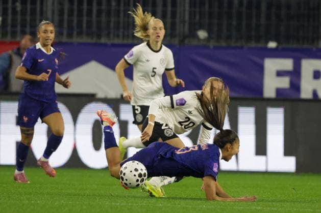 Caen, Frankreich 28. Oktober 2025: UEFA Nations League Women - 2025 2026 - Frankreich vs. Deutschland Im Bild: v.li. im Zweikampf Selma Bacha (Frankreich) und Jule Brand (Deutschland) Stade Michel-dÂ Ornano Copyright: xFotostandx xFantinix