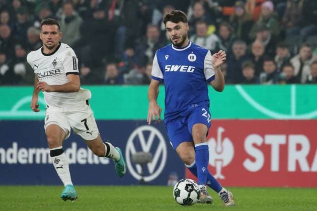 Mönchengladbach, Deutschland 28. Oktober 2025: DFB Pokal - 2025 2026 - Borussia Mönchengladbach vs. Karlsruher SC Im Bild: v. li. im Zweikampf Kevin Stöger Stoeger (BMG) und Lilian Egloff (KSC) DFB regulations prohibit any use of photographs as image sequences and or quasi-video. Borussia Park Nordrhein Westfalen Copyright: xFotostandx xvanxderxVeldenx