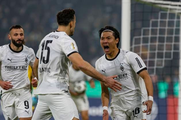 Mönchengladbach, Deutschland, 28.10.25: Shuto Machino (Borussia Mönchengladbach) Torjubel, jubelt Haris Tabakovic (Borussia Mönchengladbach) Mannschaft nach dem Treffer zum 1:0 waehrend des Spiels der DFB-Pokal 2. Runde zwischen Borussia Mönchengladbach vs Karlsruher SC im Stadion im Borussia Park Mönchengladbach Stadion im Borussia Park North Rhine-Westphalia Germany Copyright: xBrauer-Fotoagenturx xAdrianxSchlx