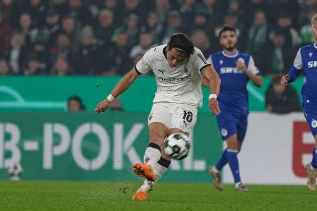 Mönchengladbach, Deutschland, 28.10.25: Shuto Machino (Borussia Mönchengladbach) in Aktion am Ball, Einzelaktion waehrend des Spiels der DFB-Pokal 2. Runde zwischen Borussia Mönchengladbach vs Karlsruher SC im Stadion im Borussia Park Mönchengladbach Stadion im Borussia Park North Rhine-Westphalia Germany Copyright: xBrauer-Fotoagenturx xAdrianxSchlx