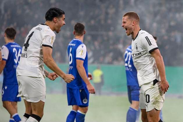 Mönchengladbach, Deutschland, 28.10.25: Nico Elvedi (Borussia Mönchengladbach) Torjubel, jubelt mit Kevin Diks (Borussia Mönchengladbach) nach dem Treffer zum 2:0 waehrend des Spiels der DFB-Pokal 2. Runde zwischen Borussia Mönchengladbach vs Karlsruher SC im Stadion im Borussia Park Mönchengladbach Stadion im Borussia Park North Rhine-Westphalia Germany Copyright: xBrauer-Fotoagenturx xAdrianxSchlx