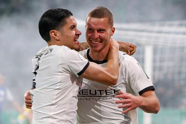 Mönchengladbach, Deutschland, 28.10.25: Nico Elvedi (Borussia Mönchengladbach) Torjubel, jubelt mit Kevin Diks (Borussia Mönchengladbach) nach dem Treffer zum 2:0 waehrend des Spiels der DFB-Pokal 2. Runde zwischen Borussia Mönchengladbach vs Karlsruher SC im Stadion im Borussia Park Mönchengladbach Stadion im Borussia Park North Rhine-Westphalia Germany Copyright: xBrauer-Fotoagenturx xAdrianxSchlx