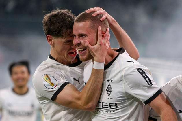 Mönchengladbach, Deutschland, 28.10.25: Nico Elvedi (Borussia Mönchengladbach) Torjubel, jubelt mit Philipp Sander (Borussia Mönchengladbach) nach dem Treffer zum 2:0 waehrend des Spiels der DFB-Pokal 2. Runde zwischen Borussia Mönchengladbach vs Karlsruher SC im Stadion im Borussia Park Mönchengladbach Stadion im Borussia Park North Rhine-Westphalia Germany Copyright: xBrauer-Fotoagenturx xAdrianxSchlx