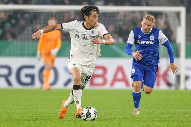 Mönchengladbach, Deutschland, 28.10.25: Shuto Machino (Borussia Mönchengladbach) in Aktion am Ball, Einzelaktion waehrend des Spiels der DFB-Pokal 2. Runde zwischen Borussia Mönchengladbach vs Karlsruher SC im Stadion im Borussia Park Mönchengladbach Stadion im Borussia Park North Rhine-Westphalia Germany Copyright: xBrauer-Fotoagenturx xAdrianxSchlx