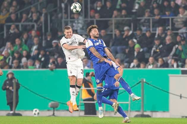 Mönchengladbach, Deutschland, 28.10.25: Nico Elvedi (Borussia Mönchengladbach) und Fabian Schleusener (Karlsruher SC) im Kampf um den Ball waehrend des Spiels der DFB-Pokal 2. Runde zwischen Borussia Mönchengladbach vs Karlsruher SC im Stadion im Borussia Park Mönchengladbach Stadion im Borussia Park North Rhine-Westphalia Germany Copyright: xBrauer-Fotoagenturx xAdrianxSchlx
