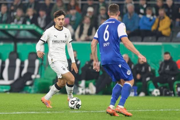Mönchengladbach, Deutschland, 28.10.25: Jens Castrop (Borussia Mönchengladbach) und Nicolai Rapp (Karlsruher SC) im Kampf um den Ball waehrend des Spiels der DFB-Pokal 2. Runde zwischen Borussia Mönchengladbach vs Karlsruher SC im Stadion im Borussia Park Mönchengladbach Stadion im Borussia Park North Rhine-Westphalia Germany Copyright: xBrauer-Fotoagenturx xAdrianxSchlx