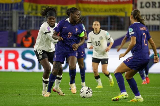Caen, Frankreich 28. Oktober 2025: UEFA Nations League Women - 2025 2026 - Frankreich vs. Deutschland Im Bild: v.li. im Zweikampf Nicole Anyomi (Deutschland) und Griedge Mbock Bathy (Frankreich) Stade Michel-dÂ Ornano Copyright: xFotostandx xFantinix