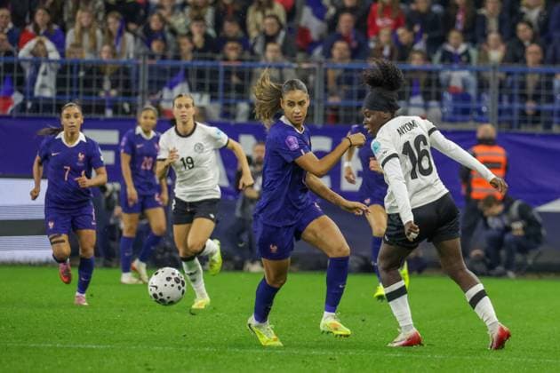 Caen, Frankreich 28. Oktober 2025: UEFA Nations League Women - 2025 2026 - Frankreich vs. Deutschland Im Bild: v.li. im Zweikampf Maelle Lakrar (Frankreich) und Nicole Anyomi (Deutschland) Stade Michel-dÂ Ornano Copyright: xFotostandx xFantinix