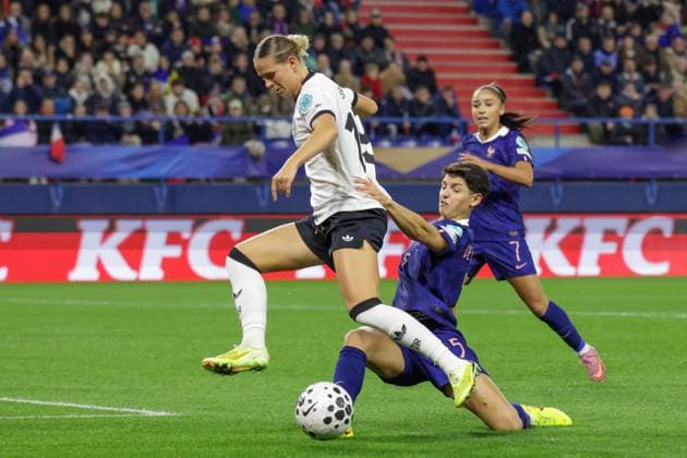 Caen, Frankreich 28. Oktober 2025: UEFA Nations League Women - 2025 2026 - Frankreich vs. Deutschland Im Bild: v.li. im Zweikampf Klara Bühl Buehl (Deutschland) und Elisa De Almeida (Frankreich) Stade Michel-dÂ Ornano Copyright: xFotostandx xFantinix
