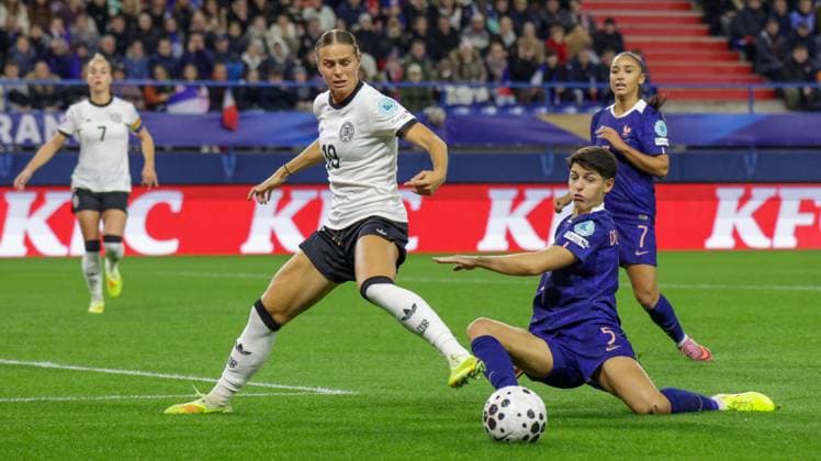 Caen, Frankreich 28. Oktober 2025: UEFA Nations League Women - 2025 2026 - Frankreich vs. Deutschland Im Bild: v.li. im Zweikampf Klara Bühl Buehl (Deutschland) und Elisa De Almeida (Frankreich) Stade Michel-dÂ Ornano Copyright: xFotostandx xFantinix