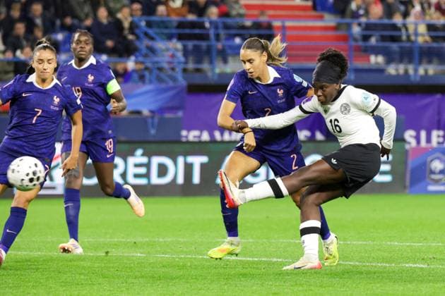 Caen, Frankreich 28. Oktober 2025: UEFA Nations League Women - 2025 2026 - Frankreich vs. Deutschland Im Bild: v.li. die Zweite Torschützin Nicole Anyomi (Deutschland) macht das Tor zum 1:1 Stade Michel-dÂ Ornano Copyright: xFotostandx xFantinix